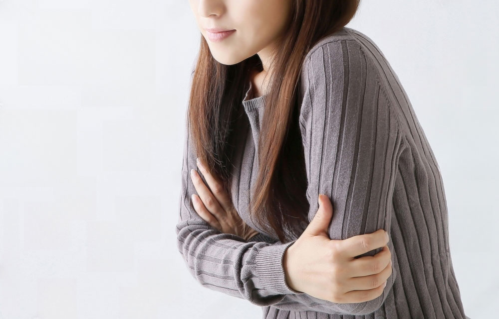寒さを感じる女性